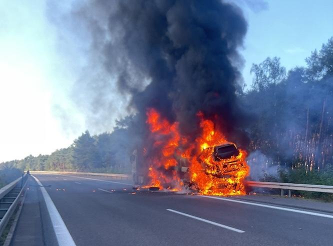Brand und Unfall mit Todesfolge auf der Autobahn 15 bei Cottbus
