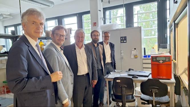 Im Sternenstaub-Labor auf dem Campus der BTU in Senftenberg: Torsten Safarik, Kaufmännischer Geschäftsführer der LMBV, Bürgermeister Andreas Pfeiffer, Lausitzbeauftragter Dr. Klaus Freytag, Forscher und Unternehmensgründer Dr. Owen C. Ernst und der Landtagsabgeordnete Wolfgang Roick (v.l.).