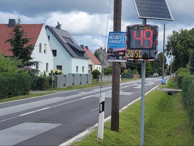 Neue Geschwindigkeitsmesstafel sorgt für mehr Verkehrssicherheit in Pließkowitz