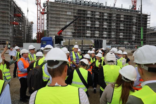 Rund 40 Pressevertreterinnen und Pressevertreter folgten im Rahmen der Medienreise Lausitz dem Rundgang über die Baustelle des Rechenzentrums von Schwarz Digits in Lübbenau.