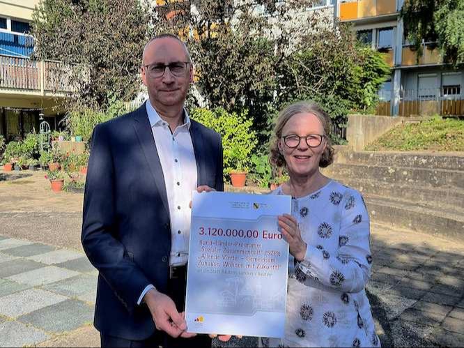 Karsten Vogt und Regina Kraushaar bei der Übergabe des Fördermittelbescheides