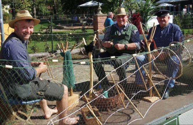 Die Gemeinschaft sorbischer/wendischer Spreewaldfischer Burg und Umgebung zeigt beim Festumzug die jahrhundertealte Tradition der Spreewaldfischerei.