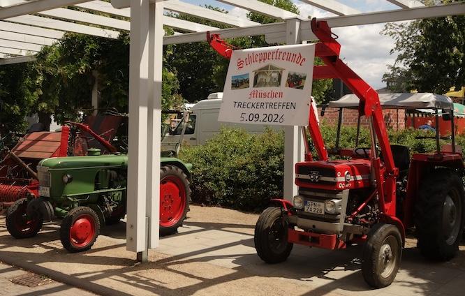 Mit einer kleiner Treckerausstellung beim Handwerker- und Bauernmarkt im Juli auf dem Burger Festplatz achten die Müschener Schlepperfreunde auf ihr Treffen aufmerksam.