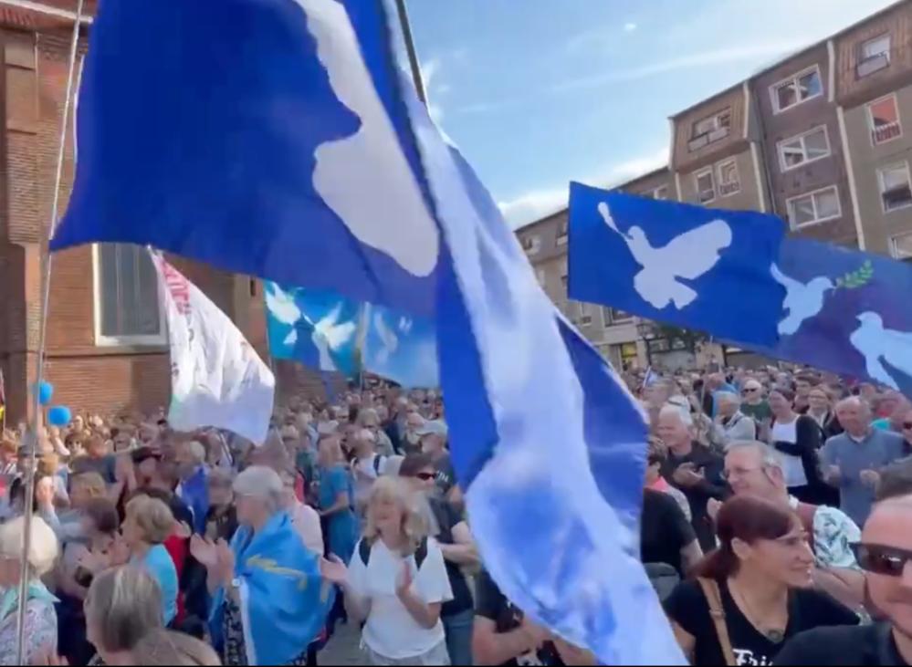 Ein Foto einer vergangenen Friedenskundgebung auf dem Oberkirchplatz