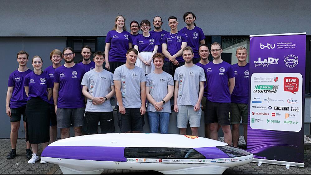 Das studentische Team Lausitz Dynamics der BTU Cottbus-Senftenberg mit seinem selbst konstruierten Energiesparmobil HydroRaycer.