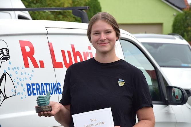 Emily überzeugt während ihrer Ausbildung bei uns durch außergewöhnliche Lernmotivation, Teamgeist und technisches Verständnis. Die Auszeichnung bestätigt ihre harte Arbeit und ihr Potenzial für die Zukunft des SHK-Handwerks“, sagt Roberto Lubrich, Inhaber der R. Lubrich GmbH.