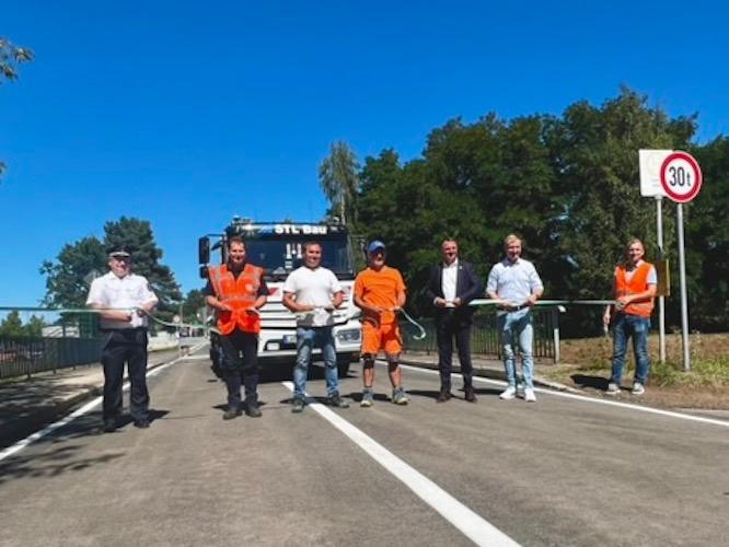 Freigabe Baubschnitt K9219 Lohsa Banddurchschnitt - v.l.n.r. Tobias Hilbert (Leiter Polizei Hoyerswerda), Hagen Kirchberg (Straßenmeisterei Hoyerswerda), Ronny Hentschel (Bauleiter*), Kay Ens (Vorarbeiter*), Landrat Udo Witschas, Bürgermeister Gemeinde Lohsa Thomas Leberecht