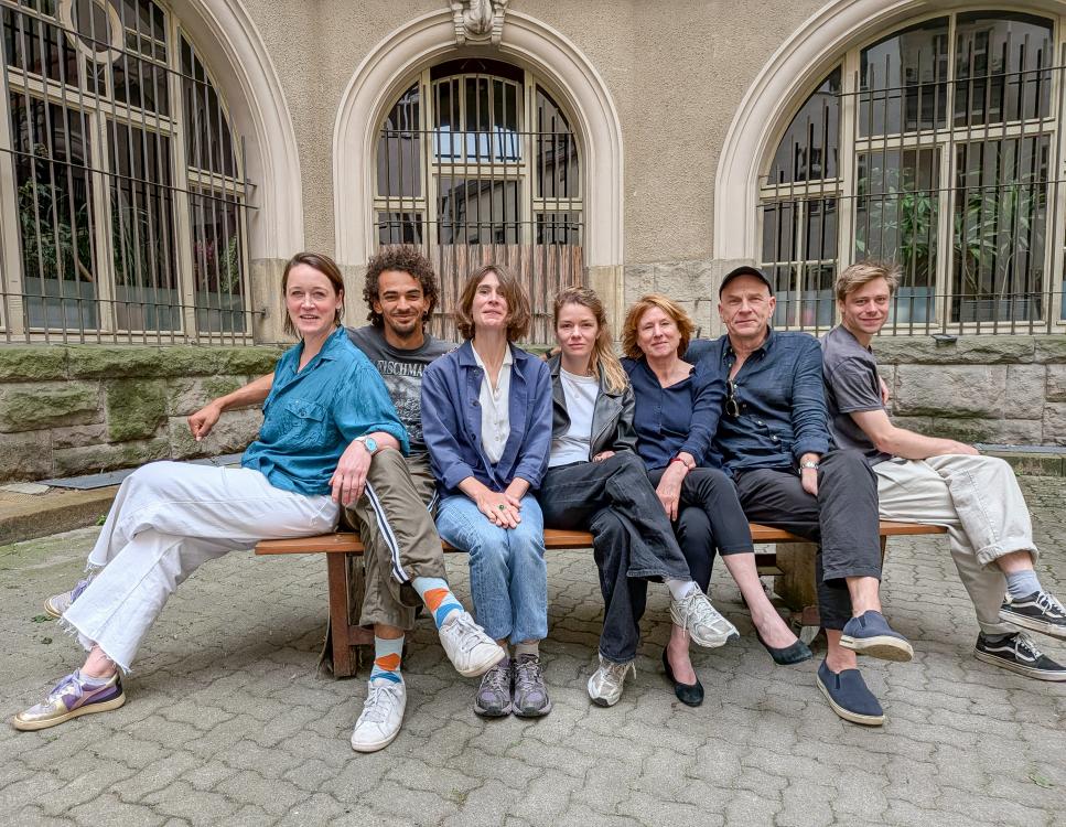 Ein exklusiver Cast für die Hamlet-Aufführung im Cottbuser Hangar: v.l.n.r. Sina Kießling, Leonard Burkhardt, Dagna Litzenberger Vinet, Linn Reusse, Corinna Harfouch, Götz Schubert und Tom Gramenz.