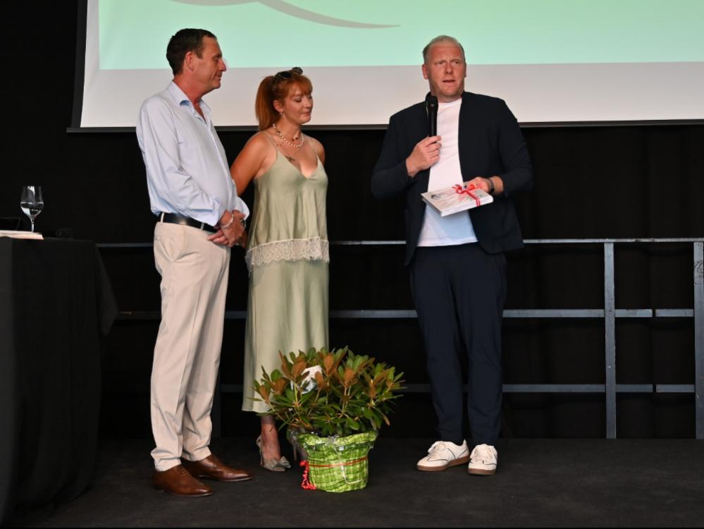 Steffen (li.)  und Lisa Zosel (Mitte) begrüßen den Oberbürgermeister.