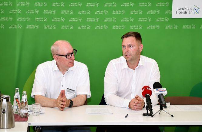 Landrat Marcel Schmidt (r.) und Pressereferent Torsten Hoffgaard (l.) während des Pressefrühstücks mit Medienvertretern in der Kreisverwaltung in Herzberg.