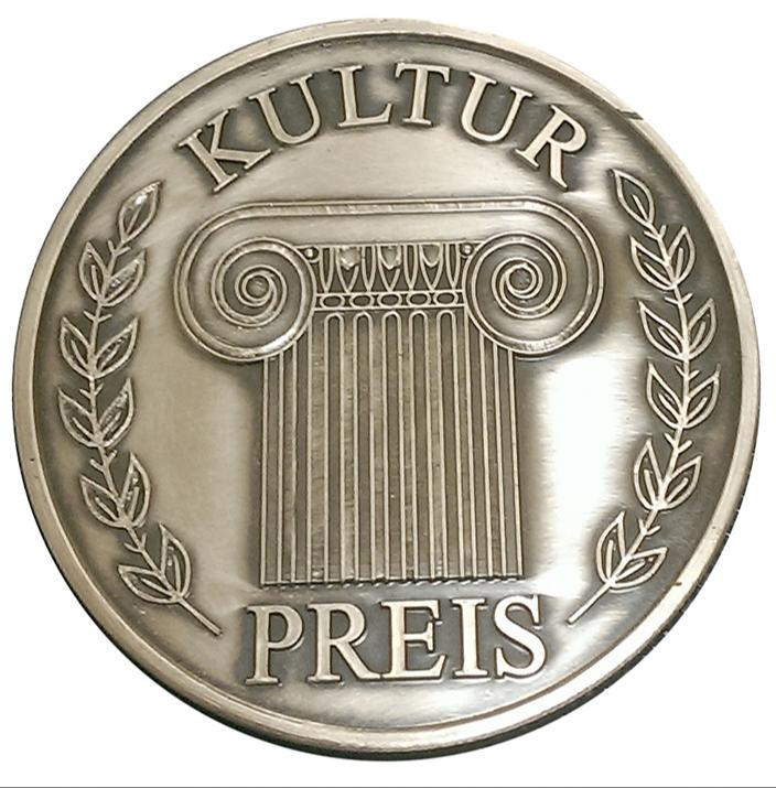 Die Preisträger, die sich in verschiedenen Kategorien und über Genres hinweg in besonderer Weise engagieren, werden mit einer Medaille geehrt.