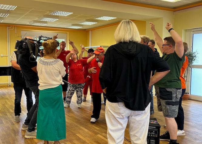 Ein Team des Rundfunks Berlin-Brandenburg (rbb) besuchte die Gruppe „Lebensfroh“ bei den Vorbereitungen auf das Sängerfest 2026. Bei der Probe standen Musik, Gespräche und die Vorfreude auf den bevorstehenden Auftritt im Mittelpunkt.