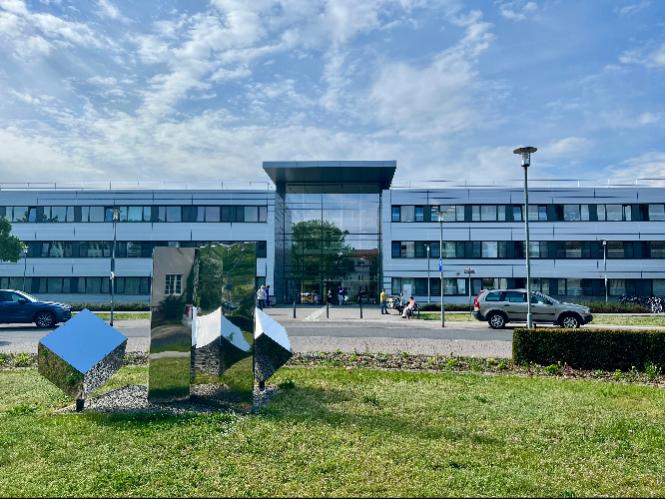 Der Haupteingang der Universitätsklinik in Cottbus