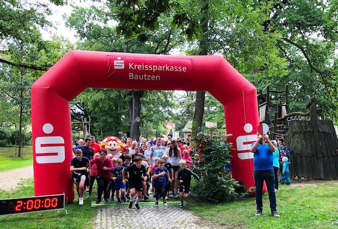Der Startschuss zum Benefizlauf erfolgt durch Oberbürgermeister Holm Große – selbst das Sparkassen-Maskottchen, Glückspilz Winni, war bereits im Starterfeld zu finden und steuerte zum Beispiel 2023 zwei Runden zum Ergebnis bei.