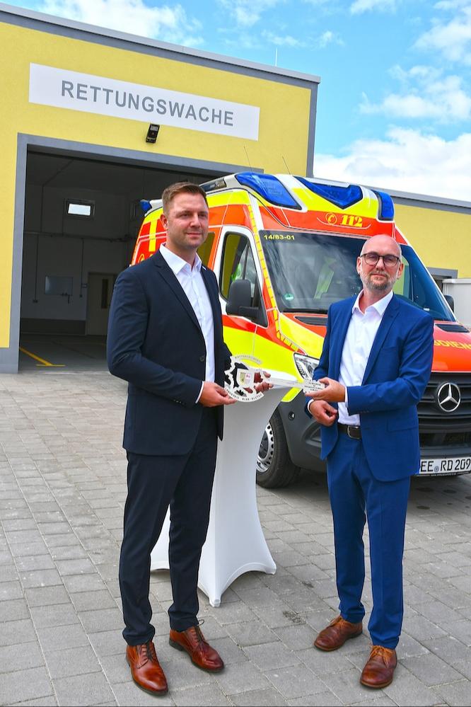 Landrat Marcel Schmidt (l.) überreicht Sebastian Weiss, Werkleiter des Eigenbetriebs Rettungsdienst, symbolisch den Schlüssel für die neue Rettungswache in Großthiemig.