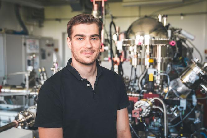 Der mit dem Physik-Studienpreis ausgezeichnete BTU-Doktorand Björn Riedel im Clusterlabor Oberflächenphysik des Fachgebiets Angewandte Physik und Halbleiterspektroskopie von Prof. Jan Ingo Flege.