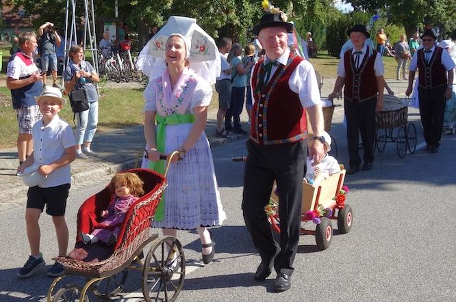 Beim Heimat- und Trachtenfest des Amtes Burg (Spreewald) am kommenden Wochenende (28. bis 30. August) wird sich Schmogrow/Smogorjow wieder im Festumzug präsentieren und zum Dorfjubiläum eine Woche später einladen. Im Bild Mitglieder der Traditionsvereins 2025 beim Festumzug.