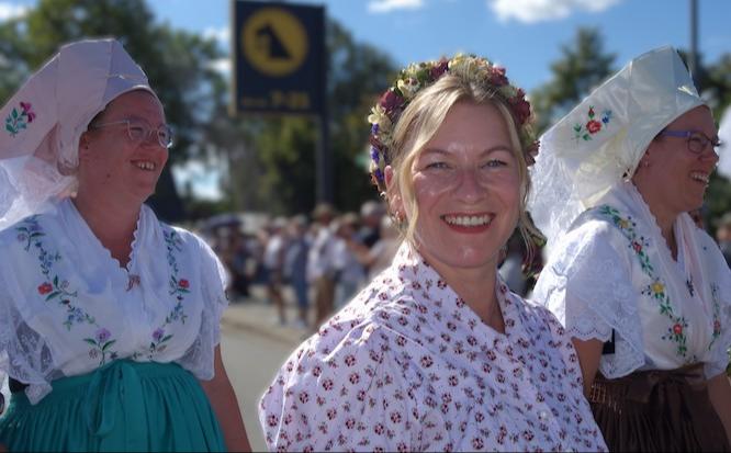 Lebensfreude, Traditionen und die Vielfalt der Trachten sind beim Festumzug zu erleben, im Bild Striesower Frauen in wendischer Tracht 2025.