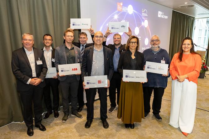 Sieben Partner unter einem Dach: Zum Auftakt der R+I Factory erhielten die beteiligten Einrichtungen und Unternehmen Plaketten als Zeichen ihrer Partnerschaft. Von links nach rechts: Prof. Dr.-Ing. Gerhard Kahmen (IHP); Dr. Pierre-Yves Bourguignon, Leiter Data Science, ENERTRAG; Dr. Martin Handreg, ABB; Dr. Sebastian Meyer, Fraunhofer IPMS; Prof. Dr. Miloš Krstić, Gesamtprojektleiter AI-DISCO, IHP; Mike Reichardt, DFKI; Prof. Dr. Gesine Grande, Präsidentin der BTU Cottbus-Senftenberg; Prof. Dr. Frank W. Ohl, LIN sowie Ministerin Dr. Manja Schüle