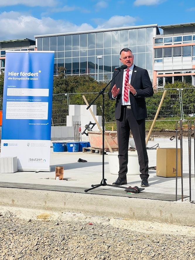 Es sprachen Grußworte:  Landrat Udo Witschas; Werner Glowka, Leiter für berufsbildende Schulen im Sächsischen Staatsministerium für Kultus; Oberbürgermeister der Stadt Hoyerswerda Torsten Ruban-Zeh