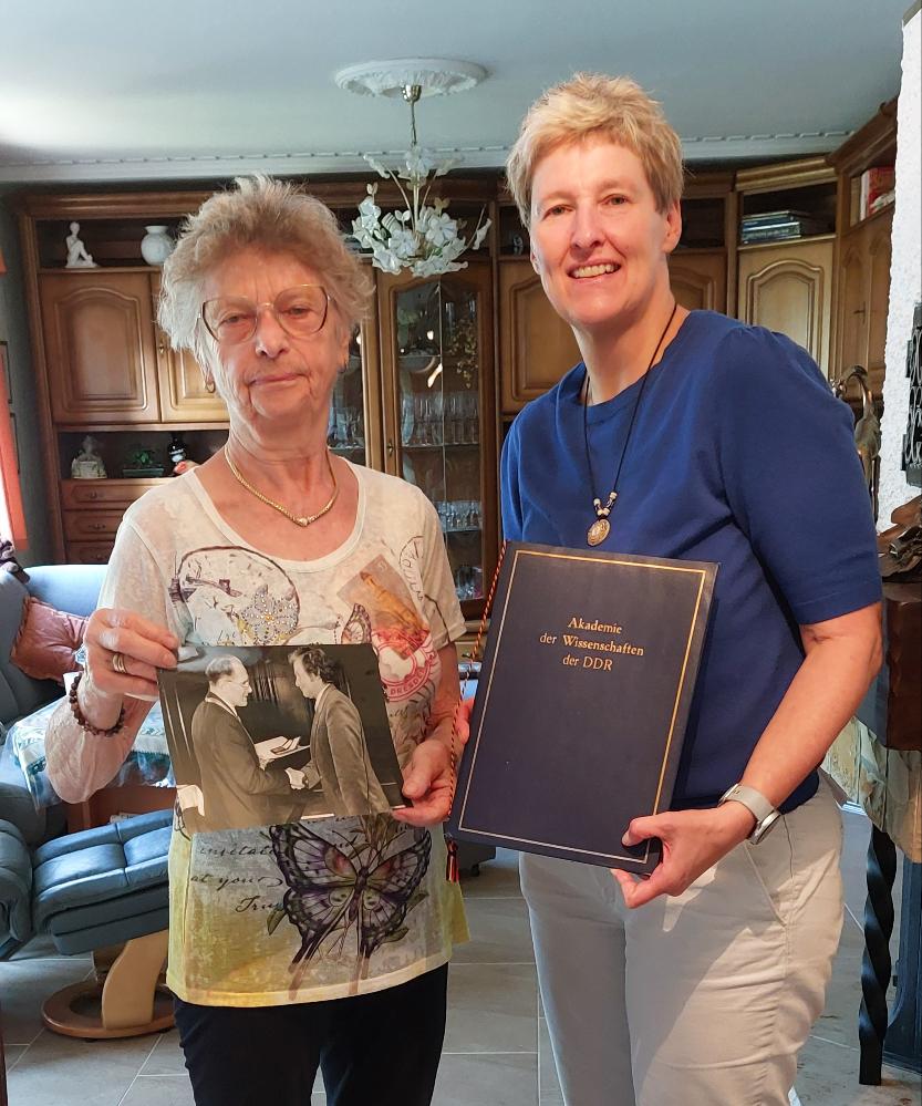 Übergabe der Unterlagen. v.l.n.r.  Frau Rosemarie Gruß und Fr. Richter-Laugwitz bei der Übergabe der Unterlagen