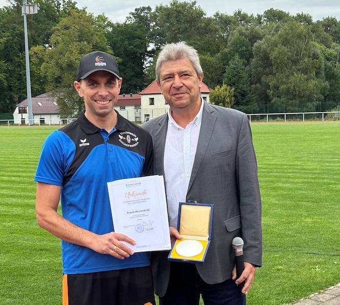 Oberbürgermeister Holm Große (rechts) überreichte Frank Mroswoski beim traditionellen Oberlausitzer Zwiebellauf des TV 1848 Bischofswerda e. V. im Wesenitzsportpark die Ehrenplakette.