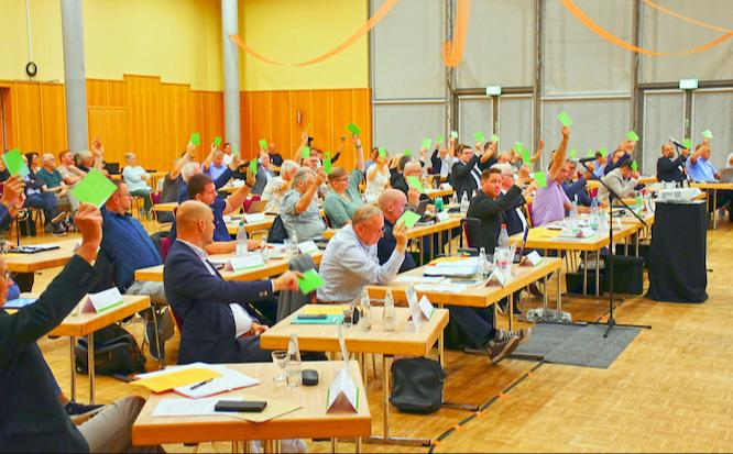 Mit Mehrheit hat der Kreistag den Weg für die weiteren Planungen des Zentralklinikums freigemacht und den Landrat mit den notwendigen Schritten zum Grundstückserwerb beauftragt.