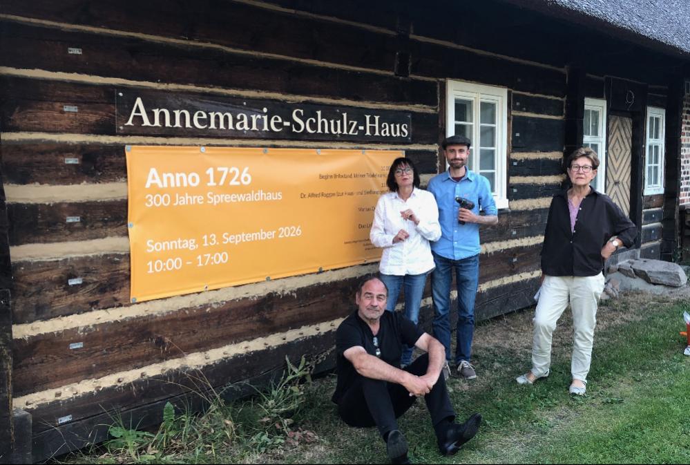 Das soll niemand verpassen. Auf die Geburtstagsfeier "300 Jahre Spreewaldhaus" haben Bauernhaus-Vereinsmitglieder auch am Annemarie-Schulz-Haus aufmerksam gemacht.