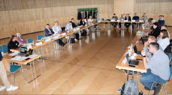 Blick in den Saal mit den teilnehmenden Netzwerkpartnern. 