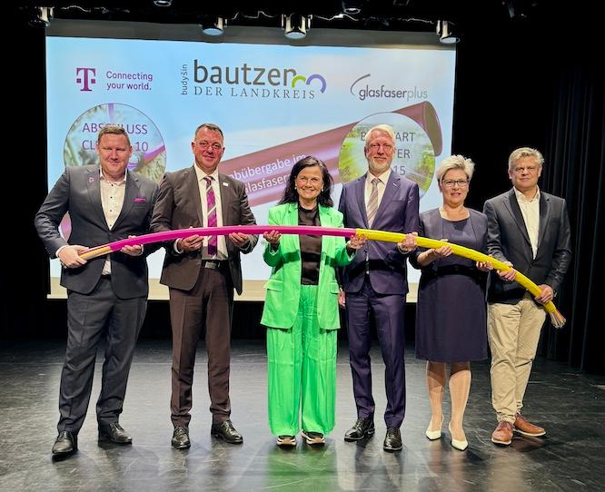 Symbolische Staffelstabübergabe - v.l.n.r. Axel Wenzke (Telekom), Landrat Udo Witschas, Parlamentarische Staatssekretärin Gitta Connemann, Staatssekretär Sebastian Scheel, Beigeordnete Dr. Romy Reinisch und Jens-Olaf Berwig (Glasfaser-Plus).