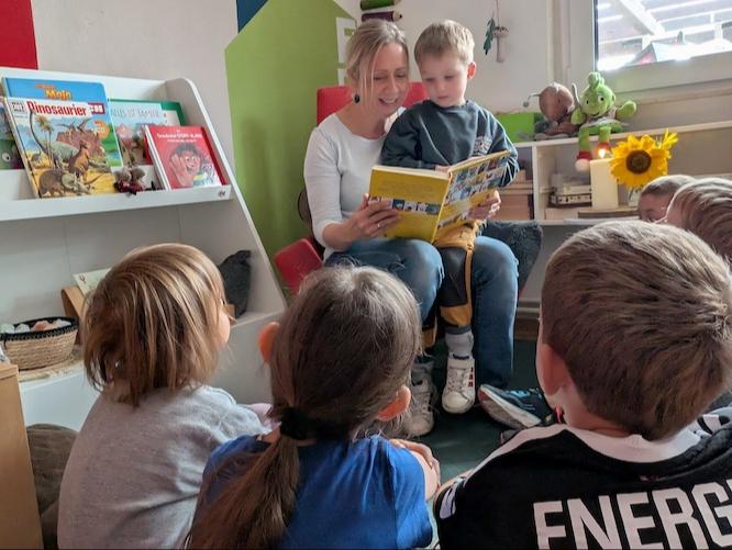 Vorlesen steht in der Kita „Haus der Elemente“ auf der Tagesordnung. Stefanie Jungwirth liest hier gerade einer Gruppe vor. Die Leiterin der Kindertagesstätte freut sich stellvertretend für alle Kinder des Hauses und ihr Team über die Auszeichnung mit dem "Gütesiegel Buchkita“.
