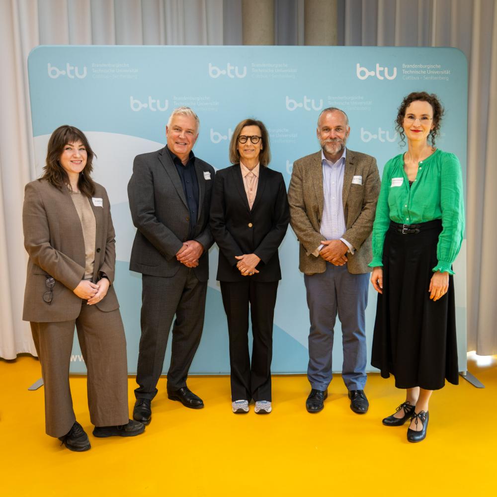 Beim Kickoff des ZESTUR in Cottbus: (v.l.n.r.) Dr. Carolin Genz, Prof. Dr. Gesine Grande , Prof. Dr. Jan Schnellenbach und Dr. Katharina Pijnenburg