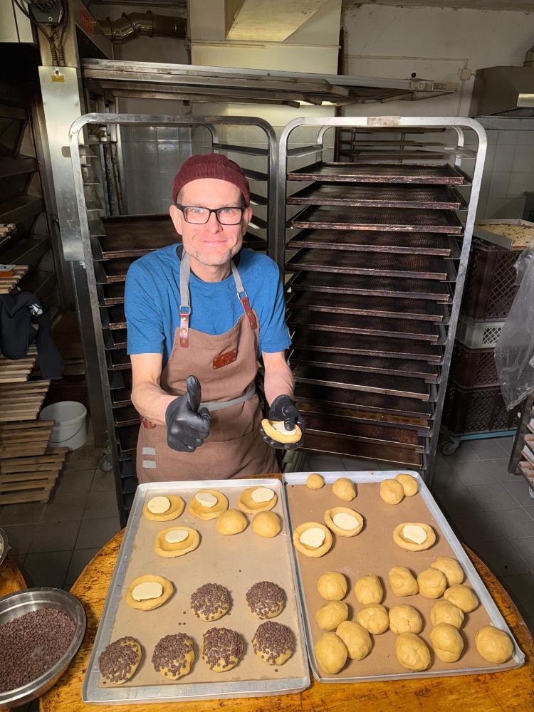Die Kekse entstehen weiterhin in der Backstube der Familienbäckerei in Guhrow. Dort werden sie hergestellt, gebacken und verpackt.