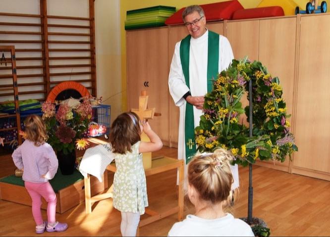 Rektor Müller erklärte den Sinn des Erntefestes