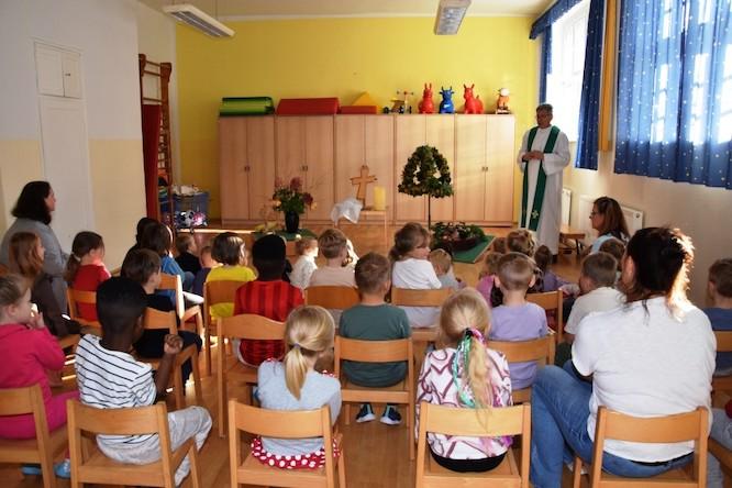 Gespannte Aufmerksamkeit im kindgerechten Gottesdienst
