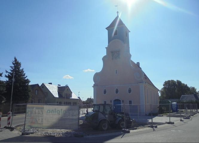 Die Stadt Cottbus/Chóśebuz realisiert derzeit die Neugestaltung des Kir- chumfeldes im Ortsteil Döbbrick. 