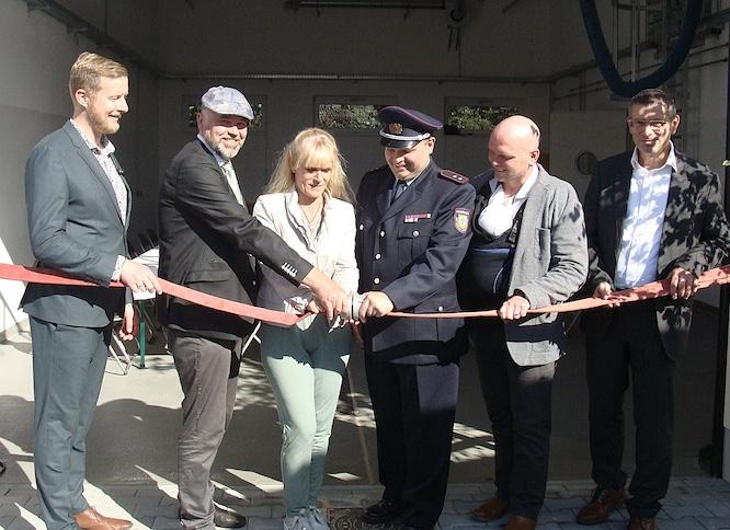 Mit dem symbolischen Aufkoppeln eines Feuerwehrschlauches wurde das Feuerwehrgerätehaus in Fehrow/Prjawoz eingeweiht. Bürgermeisterin Ira Frackmann wurde dabei unterstützt von (v. r.) Staatssekretär Uwe Schüler, Ortsvorsteher Christian Domann, Wehrleiter Maik Eckert, (v. l.) Landrat Martin Heusler und Amtsdirektor Tobias Hentschel.