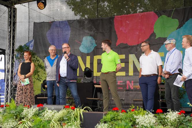 Eröffnung Lindenfest 2026 - v.l.n.r. Mareike Linzer, Moderation | Michael Jakobs, Geschäftsführer WIS Wohnungsbaugesellschaft im Spreewald mbH und Spreewelten GmbH | Helmut Wenzel, Bürgermeister Lübbenau/Spreewald | Paul Schlorf, Vorstandsprecher GWG Lübbenau | Andreas Rißka, Vorstand GWG Lübbenau | Dr. Jürgen Othmer, LÜBBENAUBRÜCKE | Daniel Friedrich, Moderation