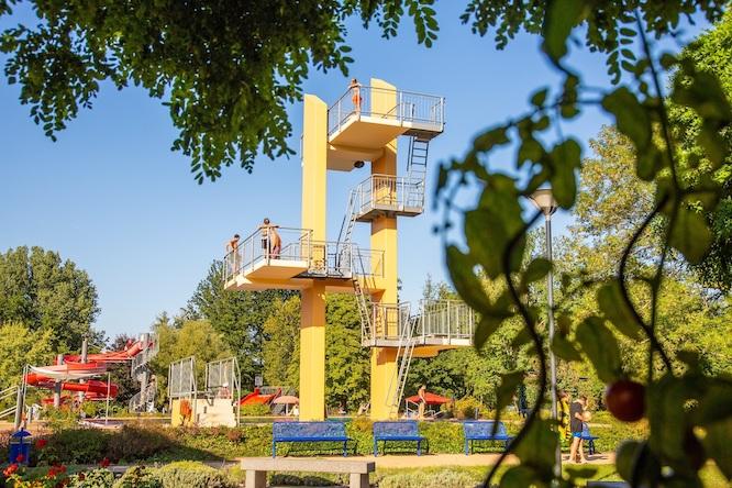 Freibad Forst mit Sprungturm
