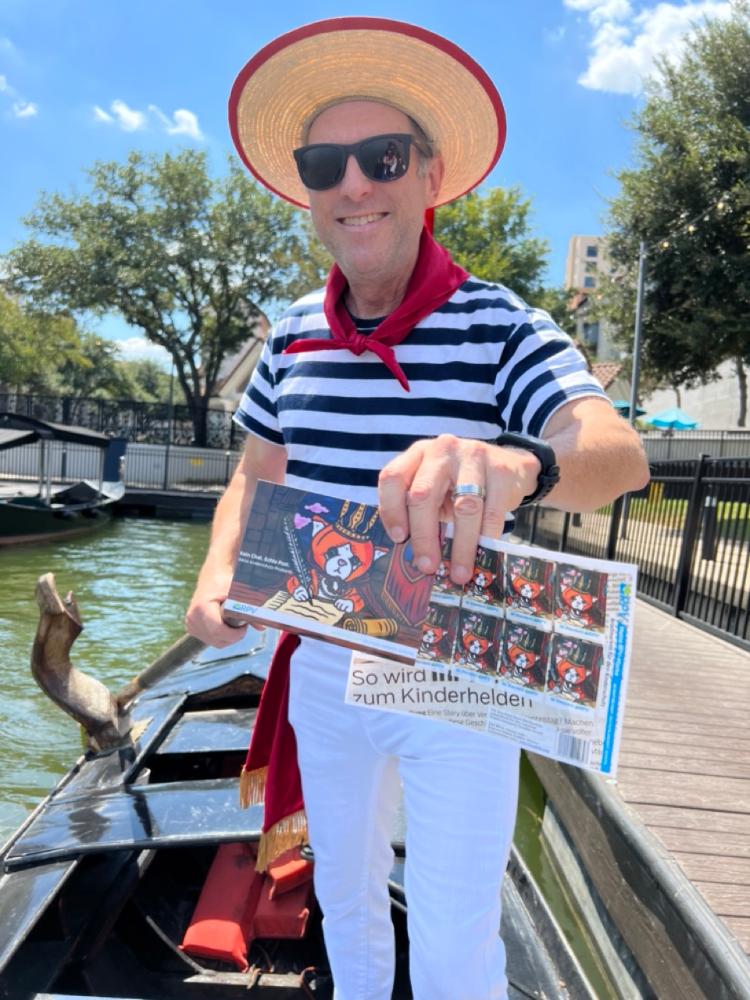 Inzwischen sind die Gondula-Postkarten und die Kinderschutz-Briefmarken sogar in Texas angekommen. Dort wurden sie von Elisa M Mohr von Gondola Adventures in Empfang genommen.