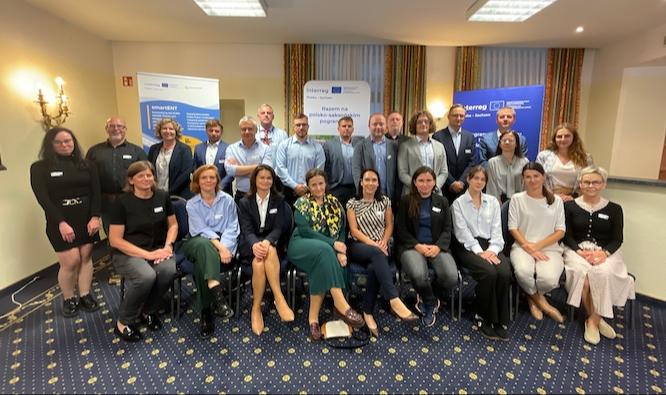 Partner aus Polen und Sachsen entwickeln gemeinsam die grenzüberschreitende Mobilität weiter, darunter das EURO-NEISSE-Ticket+: Internationaler Workshop des Projekts smartENT findet statt