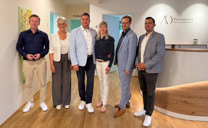 v. l. n. r.: Marc Schäfer, Jana Edel, Dr. med. Andreas Drescher, Dr. med. Anke Drescher, Bürgermeister Andreas Pfeiffer und Paul Bittner
