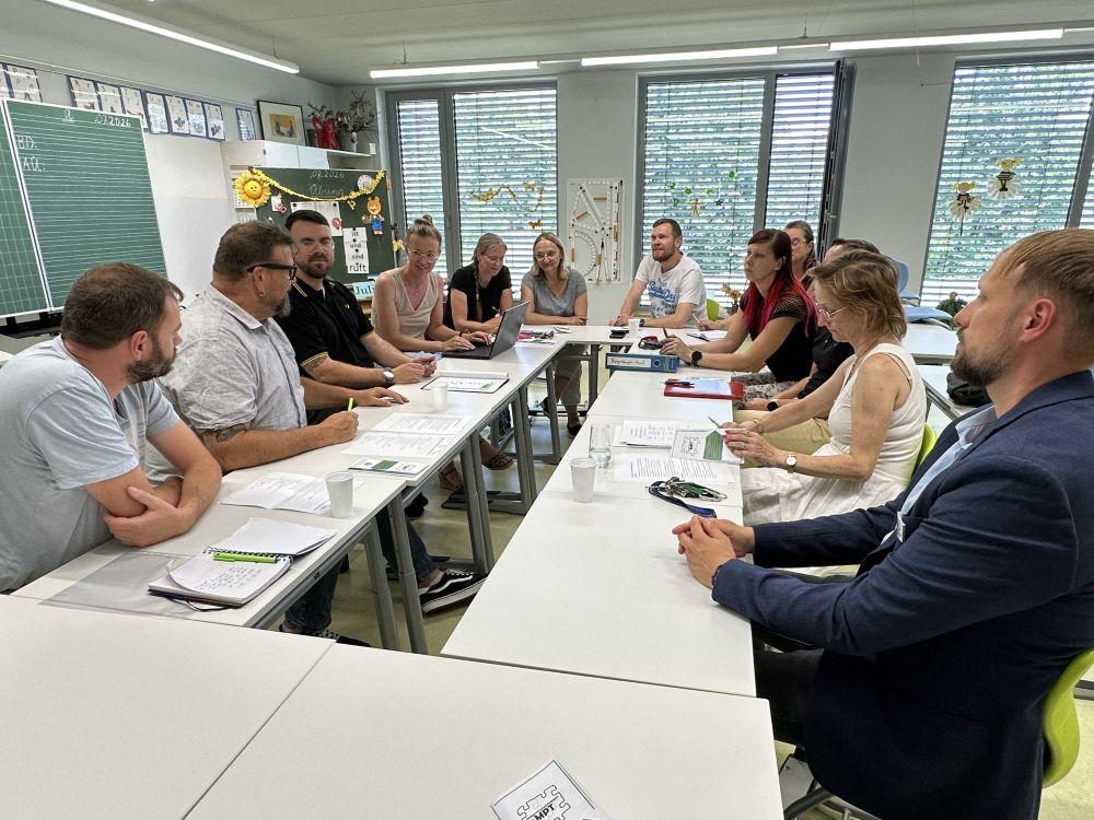 Mit Beginn des neuen Schuljahres ist das Pilotprojekt „Multiprofessionelles Team“ an der Regenbogen-Grundschule in Senftenberg gestartet. Die Projektbeteiligten haben sich im Vorfeld eng zur gemeinsamen Zusammenarbeit abgestimmt. Ein Treffen fand unter anderem noch vor dem Sommerferien mit Vertreterinnen und Vertreter der Schule, des Jugendamtes, des Hortes, der Elternschaft sowie der Schulleitung und Vertretern des freien Trägers Familienhilfe e. V. aus Finsterwalde, darunter den beiden Integrationspädagogen, statt.