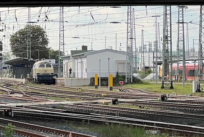 Die Deutsche Bahn warnt nach einer vorliegenden internen Mitteilung vor möglichen Angriffen auf ihre Infrastruktur