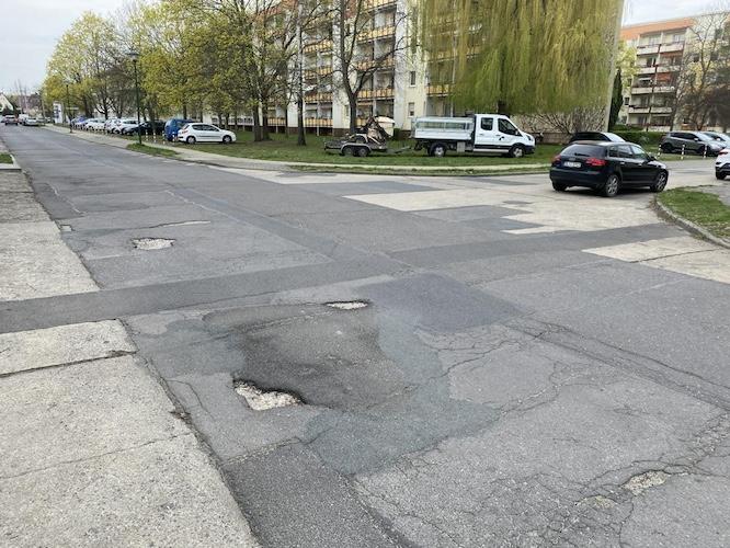Fahrbahn-Reparatur in Sandower Curt-Möbius-Straße