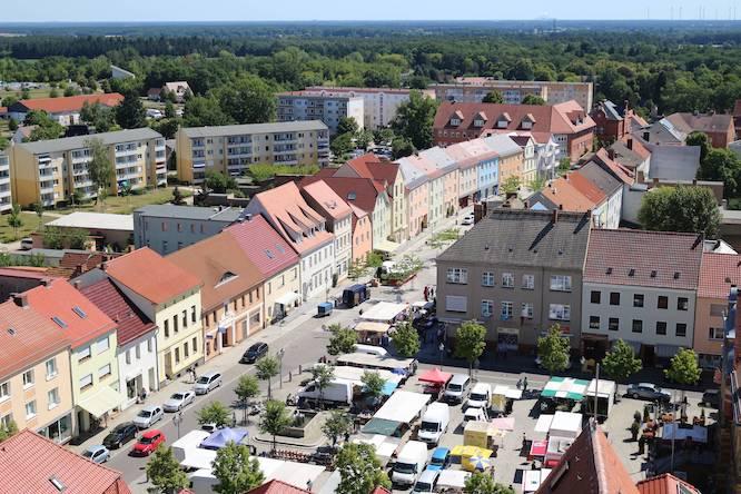 Blick auf den Marktplatz und die Cottbuser Straße an einem Markttag. Wie vital ist die Calauer Innenstadt? Um diese Kernfrage geht es bei der Umfrage "Vitale Innenstädte 2026", an der die Stadt Calau erstmals teilnimmt.