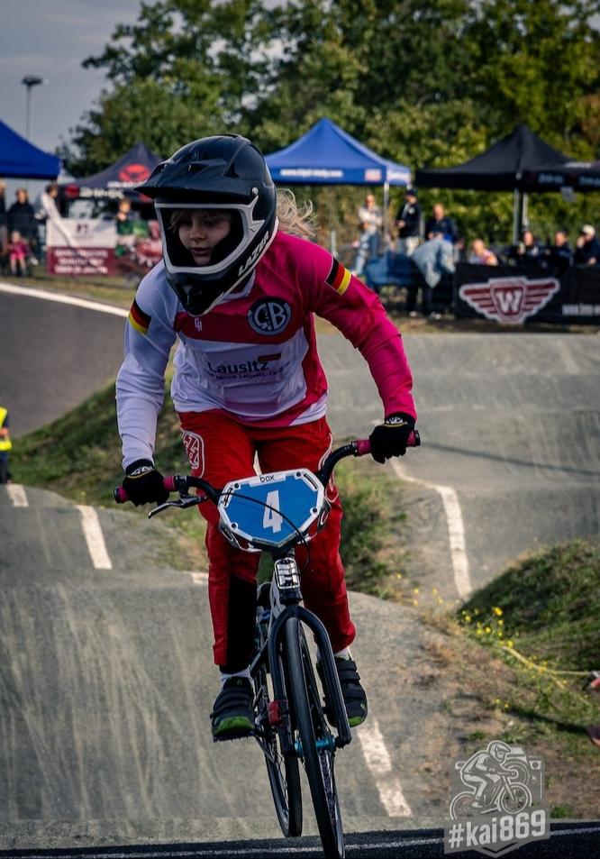 Amelie ist mit Vollgas auf der BMX-Bahn für die Lausitz unterwegs