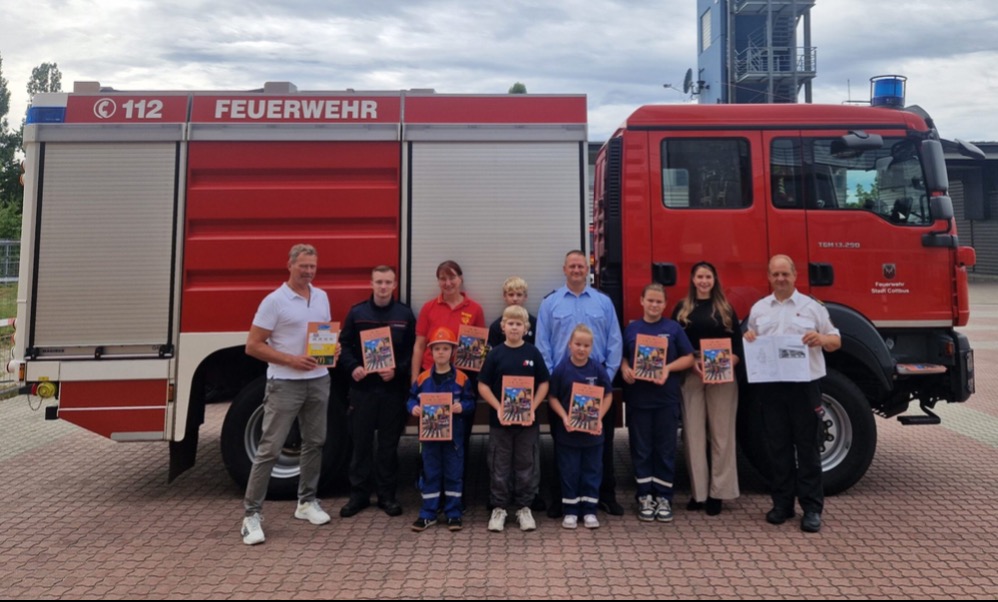 Cottbuser Jugendfeuerwehr erhält 60 Arbeitsbücher für Brandschutzerziehung