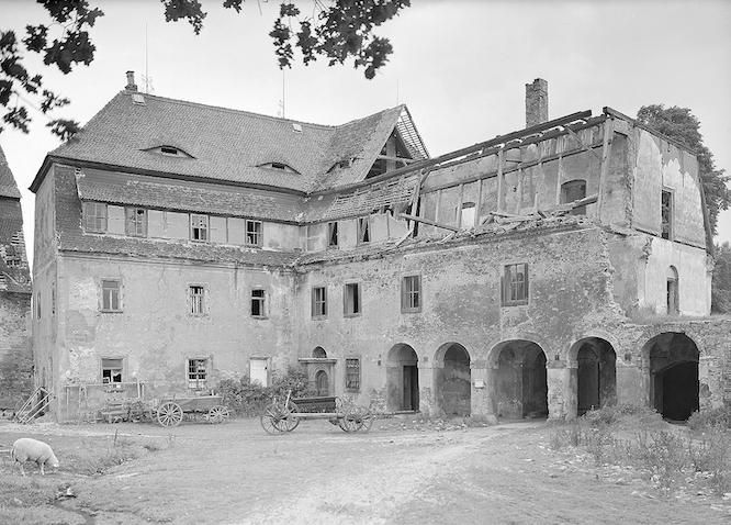 Schloss Mockritz nach Einstellung der Abbrucharbeiten im Jahr 1950.