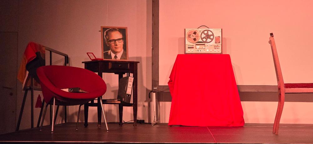 „MONIKA HAEGER – INSIDE STASI“: THEATER ÜBER VERRAT, MACHT UND MENSCHLICHKEIT IN COTTBUS